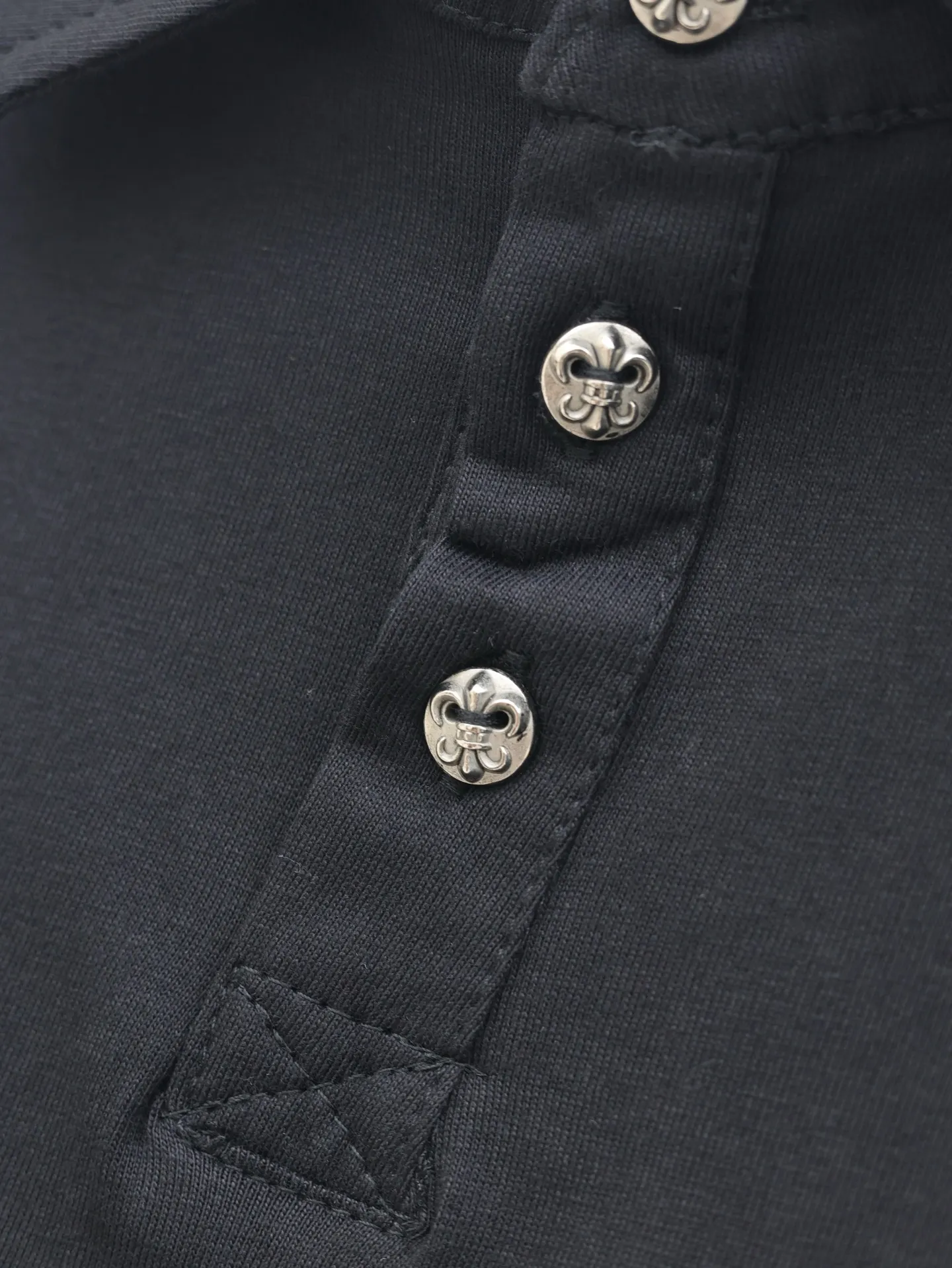 🅿️310 Come Hearts*/Cro Hearts 25SS Sanskrit printed polo shirt. The fabric is made of custom-woven and dyed 220g pure cotton. It has a soft and waxy feel. The upper body is very skin-friendly. Versatile and simple. The neckline and chest are printed with imported ink three-dimensional printing. There is no difference in size and position. Customized silver-plated buttons. Full set of accessories. Size: S/M/L/XL